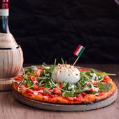 Avvertimento 🚨 

La nouvelle pizza du moment "la buratta" est arrivée ! 

On y retrouve Buratta AOP, de la roquette, des tomates, du parmesan et des graines de sésames toasté 🍕

On en a l'eau à la bouche rien que d'en parler. 🤤

Il est temps pour vous de réserver votre table pour y goûter. 💚🇮🇹

#orchies #cuicinaitaliana #restaurant #nord #italien #pizzaorchies #food #cuisine #lesambyca #pizzalover #manger #lesambuca #cocktail #pizza #restaurantorchies #restauitalien